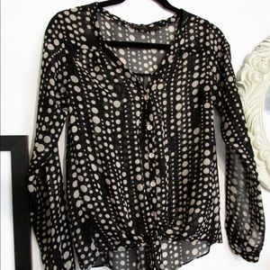 Like New!! Good Detail Tie up Blouse!